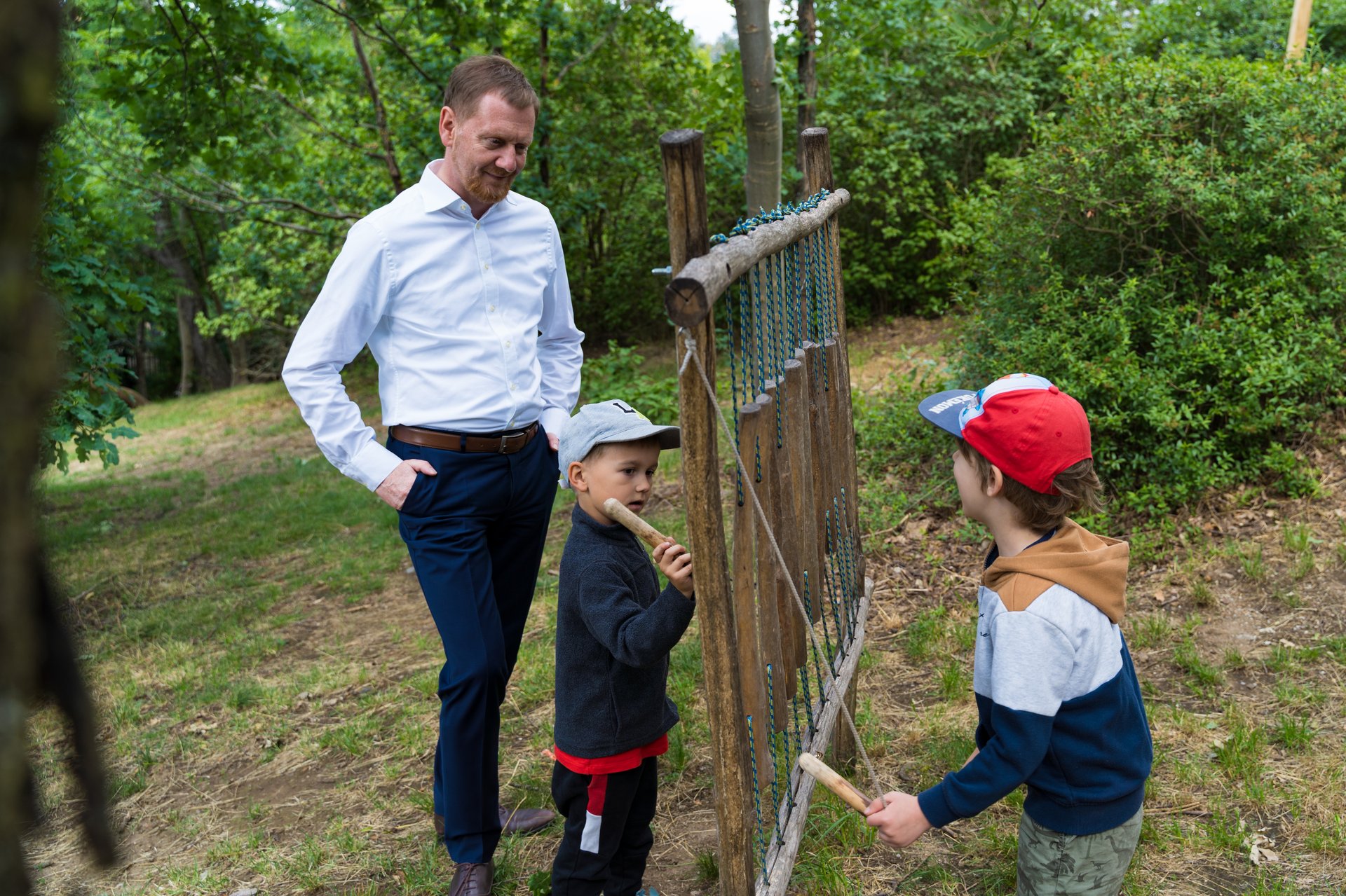 Ministerpräsident Kretschmer am Garten--Xylophon der Kita Koboldland