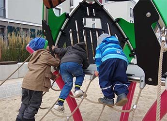 Ausflug zu einem nahegelegenen Spielplatz