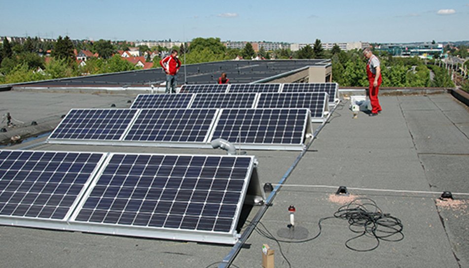 Schuldach mit Solaranlage