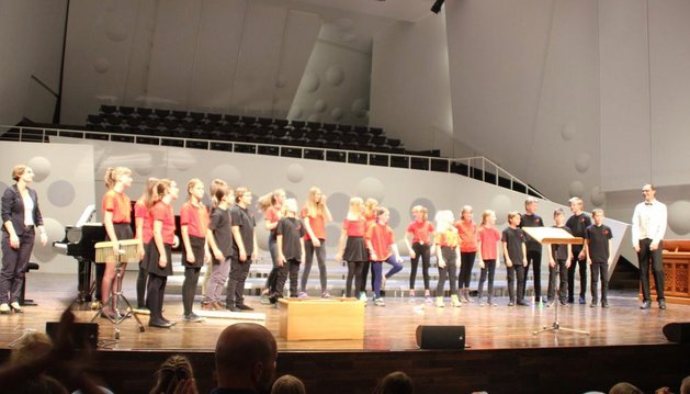 Schulmusiksymposium Schüler auf der Bühne