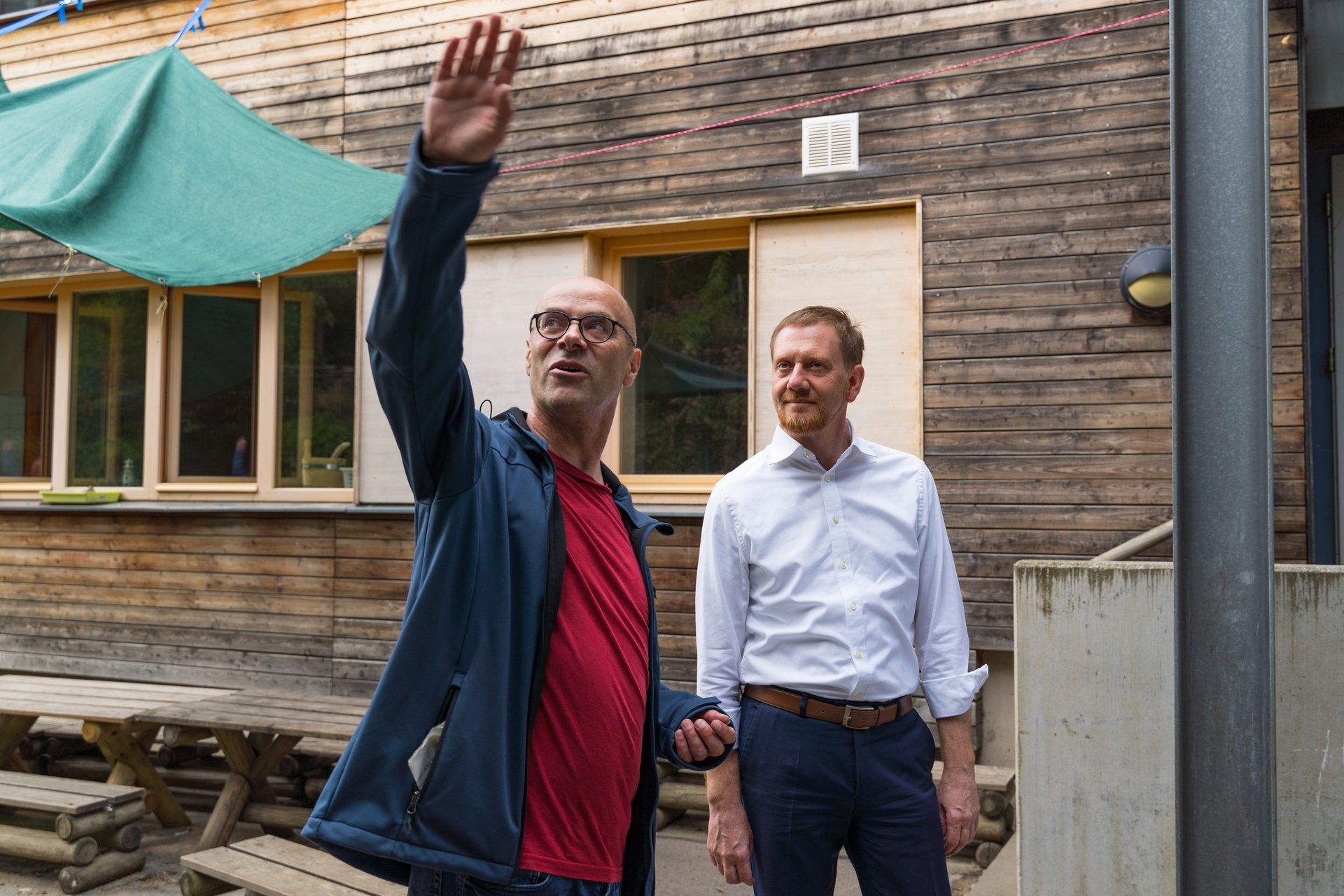 Da geht's lang: Kita-Leiter Andreas Warschau zeigt dem sächsischen Ministerpräsidenten, wo es in der Bildung langgehen soll